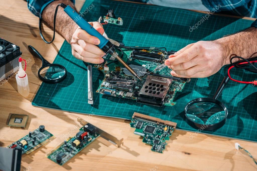 Técnico revisando el interior de una PC de escritorio